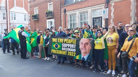 Bolsonaro Faz Discurso A Apoiadores Em Londres E é Alvo De Protesto