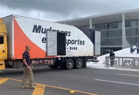 Após Ir Ao Palácio Da Alvorada Caminhão De Mudança é Visto No Planalto