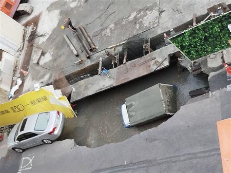 新聞 快訊／台南街頭驚見巨大天坑！小貨車跌落 轎車搖晃岌岌可危 看板 Tainan Mo Ptt 鄉公所