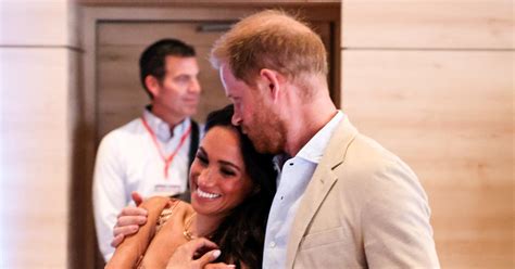 Prins Harry Geeft Een Tedere Kus Op Het Voorhoofd Van Meghan Markle