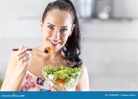 Estilo De Vida Saludable Joven Mujer Comiendo Ensalada De Lechuga Brunette Joven Comiendo