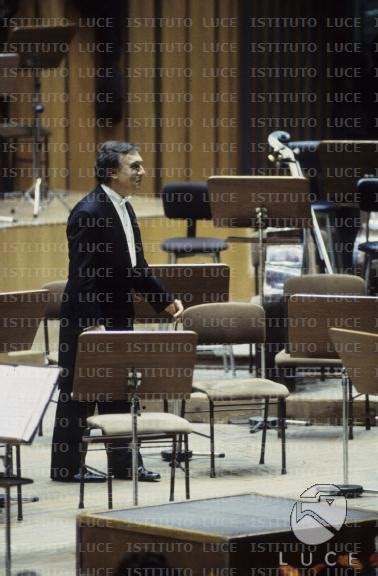 Claudio Abbado Tra I Banchi Dell Orchestra Vuoti Archivio Storico