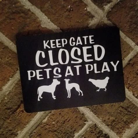 Keep Gate Closed Pets At Play Sign Pets Signs Novelty Sign