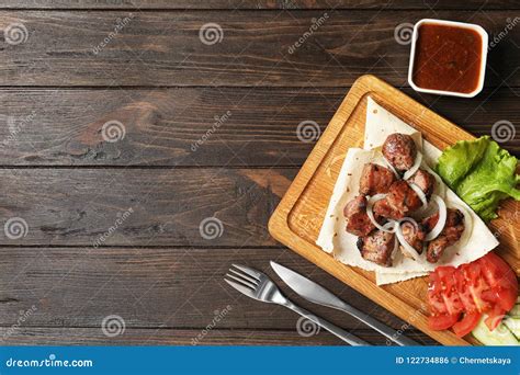 Tablero De Madera Con Kebab Y La Salsa Foto De Archivo Imagen De