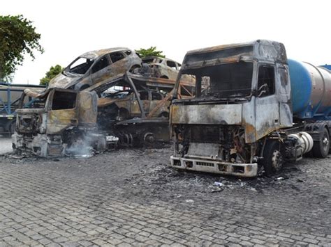 G Caminh O Cegonha Pega Fogo Carros E Todos Ficam Destru Dos