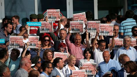 Türkei Journalisten von Cumhuriyet waren unrechtmäßig in Haft DER