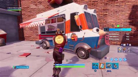 Danser Ou Faire Une Emote Entre Deux Camions Restaurants En Mode