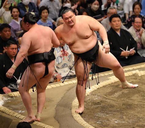 朝乃山725日ぶり幕内力士として白星、4年ぶり顔合わせ千代翔馬に勝利 大相撲写真ニュース 日刊スポーツ