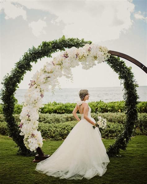 Christie Pham στο Instagram A Gorgeous Ceremony Arch For This Modern