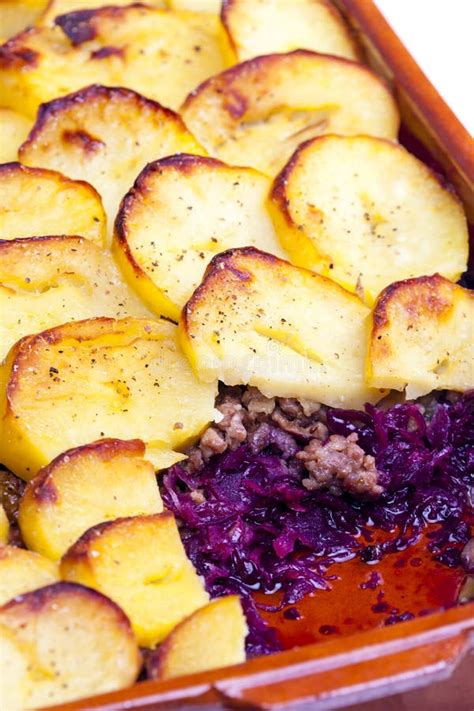 Papas Horneadas Con Carne Picada De Cerdo Y Col Roja Imagen De Archivo