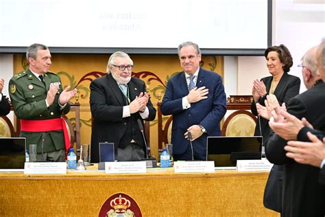 El Presidente Del Consejo General Jes S Aguilar Recibe La Medalla De