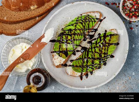 Pain De Seigle Grill Avec Avocat Fromage La Cr Me Ricotta Et