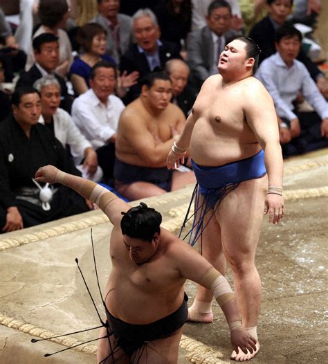 ＜夏場所千秋楽＞阿炎（左）を押し出し、優勝を決め天を仰ぐ大の里（撮影・久冨木 修） ― スポニチ Sponichi Annex スポーツ