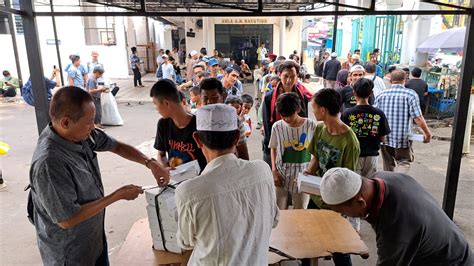 Berbagi Nasi Kotak Di Jumat Berkah Masjid Cut Meutia Jakarta