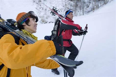 东方人成年人秃头一个人两个人站攀登微笑横图室外侧面运动服锻炼旅游度假快乐探险自由友谊安全运动团队