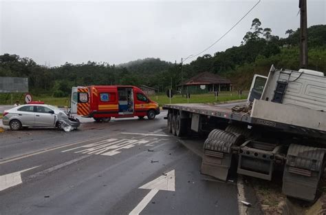 Duas Pessoas Ficam Feridas Em Acidente Na Br Em S O Bento Do Sul