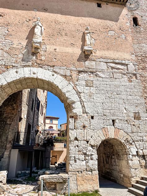 Cosa Vedere A Spello Tour Di Un Giorno Alla Scoperta Del Borgo