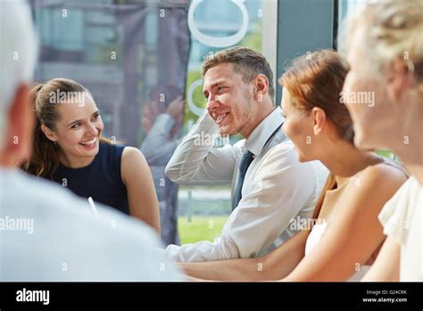 Persone Che Parlano Tra Loro Immagini E Fotografie Stock Ad Alta