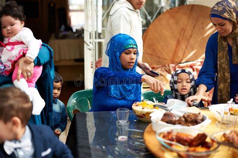 La Comida Une A La Familia Toma De Una Familia Musulmana Comiendo