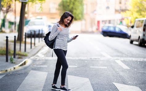 Regarder son smartphone en marchant est dangereux il a fallu une étude