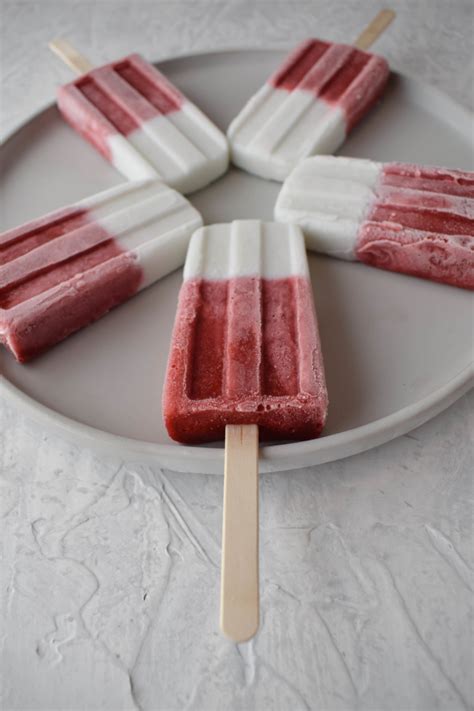 Erdbeer Kokos Eis am Stiel Perfekt für den Sommer