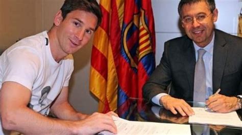 Lionel Messi Firma Su Nuevo Contrato Con El Fc Barcelona Antes De