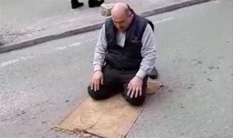 Samsun da yol ortasında namaz kılan şahıs Gazete Gerçek e konuştu