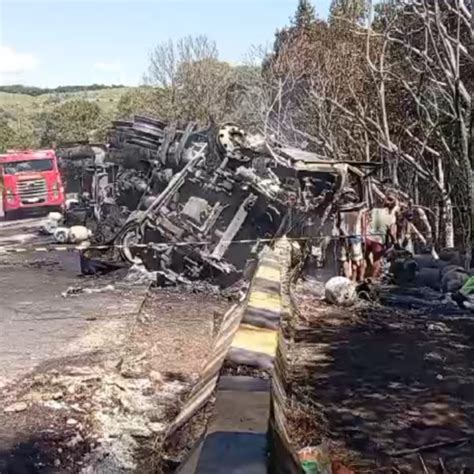 Paraná Caminhoneiro morre após veículo botijões de gás tombar e