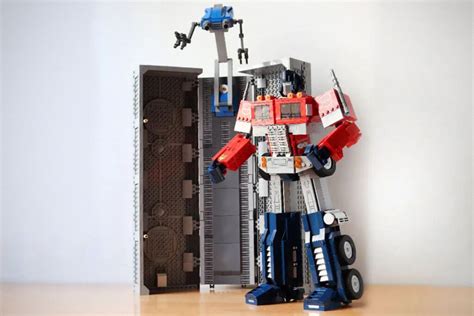 LEGO Enthusiast Show How He Built A LEGO Trailer For LEGO Optimus Prime