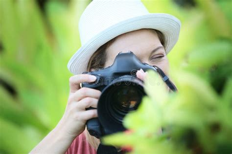 Sirva Al Fotógrafo Que Toma Las Fotos De Su Modelo En Las Calles Imagen