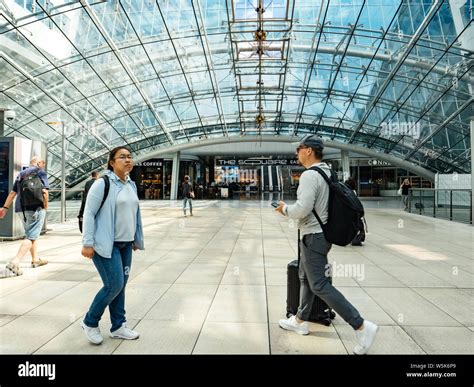 Frankfurt Germany Aug 1 2017 Commuters People Walking Inside The