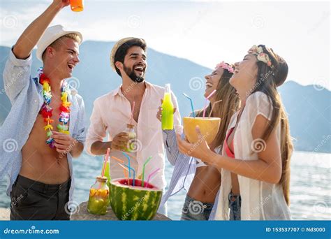 O Grupo De Amigos Aprecia Na Praia Em F Rias De Ver O Imagem De Stock