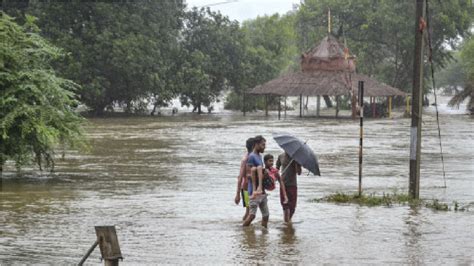 Imd Rainfall Alert Mp के शहर गांवों में पानी ही पानी सड़कें रेल