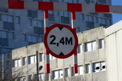 Panneau de signalisation routière indiquant une hauteur limitée à deux