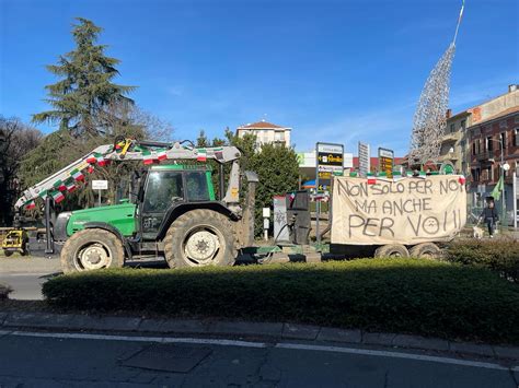 Protesta Dei Trattori Gli Agricoltori Biellesi In Marcia Sono Arrivati