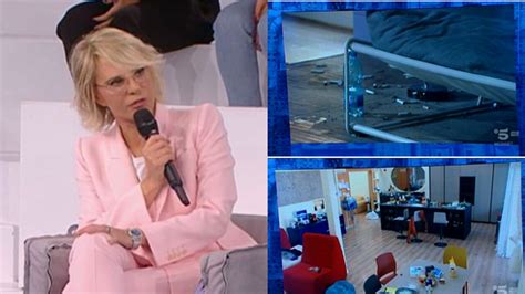 Amici Maria De Filippi E I Prof Furiosi Per Le Mancate Pulizie Nella