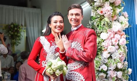 What should Expat wear as a guest at a wedding in Vietnam?