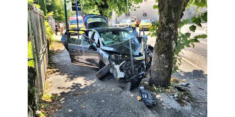 M Tropole De Grenoble Une Voiture Percute Violemment Un Arbre Deux