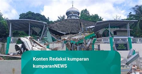 Melihat Masjid Di Bawean Yang Roboh Digoyang Gempa Kumparan