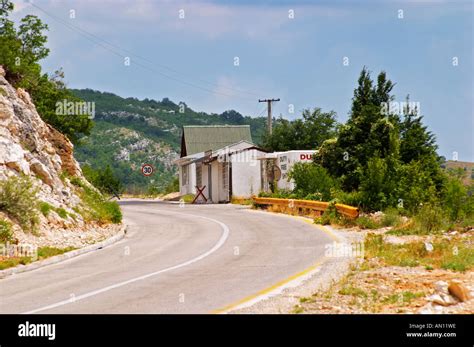 The border crossing between Montenegro and Bosnia-Herzegovina. Border ...