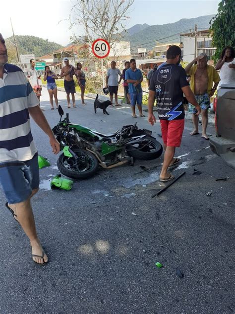 Motociclista Morre Ao Ser Atingido Por Caminhonete Na Rio Santos Em