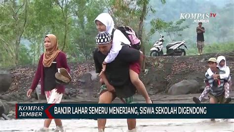 Banjir Lahar Semeru Menerjang Siswa Ke Sekolah Digendong Video