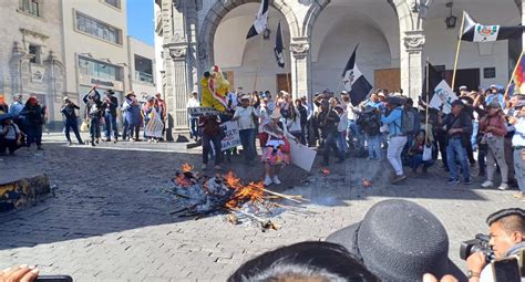 Un Grupo De Protestantes Quemaron Un Mu Eco En La Plaza De Armas De