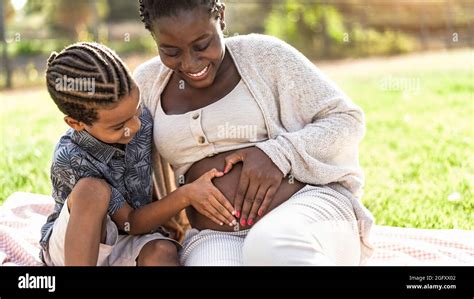 Feliz Familia Africana Esperando A Otro Beb Afro Madre E Hijo