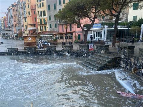 La Mareggiata Colpisce La Costa Spezzina Con Onde Sino A Metri