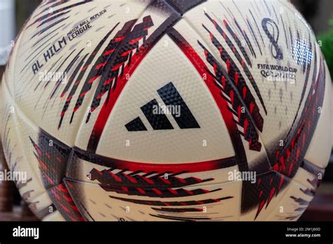 Primer plano del balón adidas Al Hilm que es el balón oficial