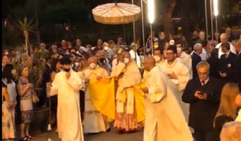 Urla Contro L Arcivescovo Durante La Celebrazione Del Corpus Domini