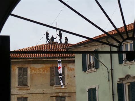 Telos Sgombero In Via Pasta Due Antagonisti Protestano Sul Tetto