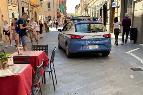 Pisa In Preda Ai Fumi Dell Alcol Mostra I Genitali In Pubblico