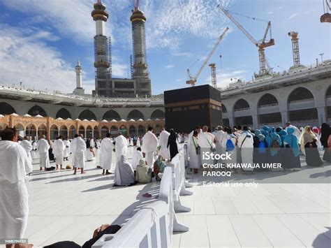 Jamaah Haji Sedang Melakukan Tawaf Di Masjid Al Haram Di Mekkah Foto